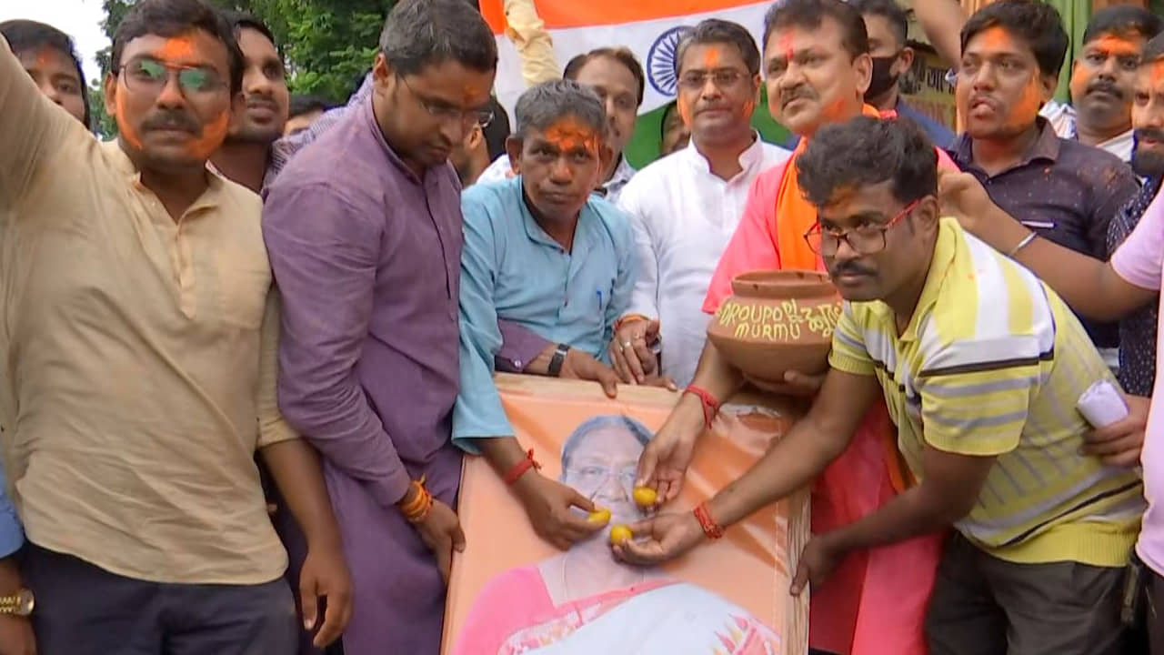Droupadi Murmu: উড়ছে গেরুয়া আবির, চলছে মিষ্টিমুখ! দ্রৌপদীর জয়ে বিজয়োল্লাসে মাতল বঙ্গ বিজেপি