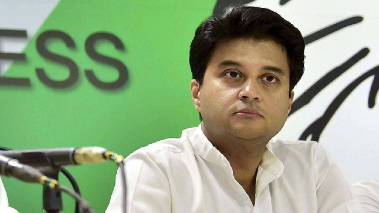 Jyotiraditya Scindia: রহড়া রামকৃষ্ণ মিশনে জ্যোতিরাদিত্য, মহারাজকে সঙ্গে নিয়েই ঘুরে দেখলেন গোটা মঠ