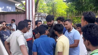 Jalpaiguri School: ক্লাস শুরুর আগে ইউনিফর্ম পরেই ঝাঁটা হাতে সাফাই, জলপাইগুড়ি সরকারি স্কুলের করুণ পরিণতি