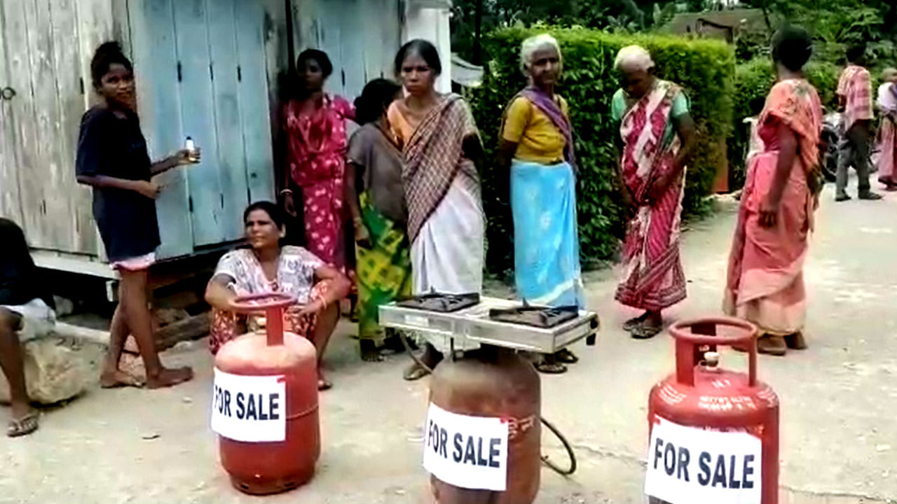 Gas Price Rise: গ্যাসের দামে পুড়ছে হাত, সিলিন্ডার-ওভেন বিক্রি করতে চেয়ে পথে চা বাগানের শ্রমিকরা