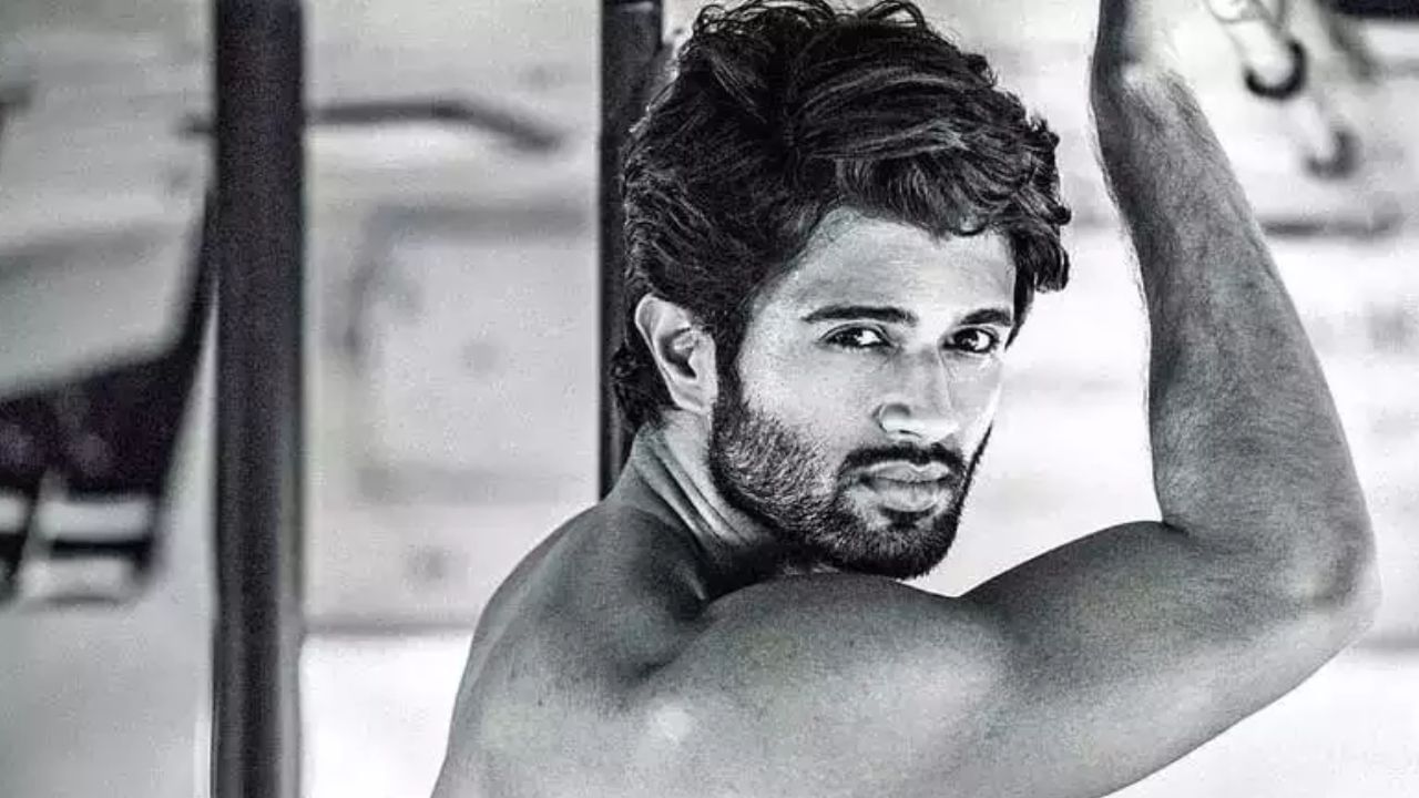 Vijay Deverakonda:  হার মানাবে 'পিকে'কেও, পোস্টারে নগ্ন দেবেরাকোন্ডা, গোপনাঙ্গে গোলাপ! ঝড় সর্বত্র