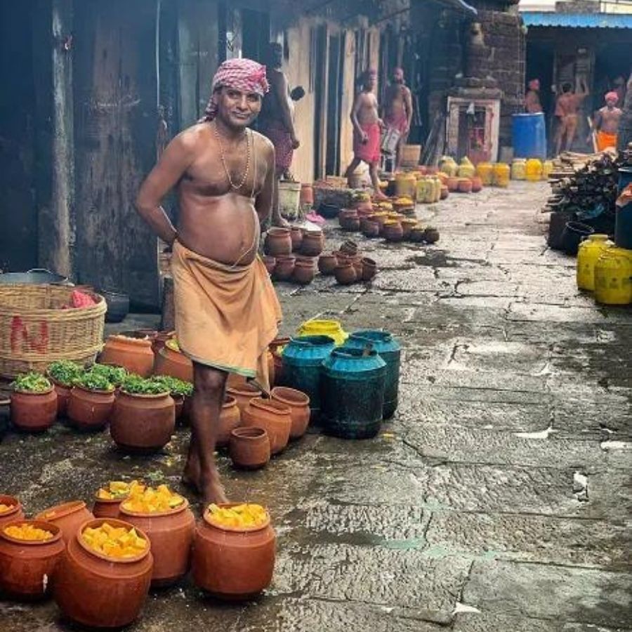 দ্রুত রান্না করা হয় যে শুধুমাত্র একদিনের প্রস্তুতিতে একসাথে প্রায় দশ হাজার লোক বসে প্রসাদ পায় । আর এমনিতে পাঁচ হাজারের উপর দর্শনার্থী প্রসাদ পেয়ে থাকে। এই রান্নাঘরটি ৯টি ভাগে বিভক্ত। ৭৫২টি মাটির তৈরি উনুন যার প্রত্যেকটি দৈর্ঘ্যে তিন বর্গফুট করে এবং উচ্চতায় প্রায় ৪ ফুটেরেও বেশি। রান্নাঘরের সার্বিক তত্ত্বাবধানে নিয়োজিত রয়েছে এক হাজার সেবক। তার মধ্যে ৫০০ সেবক রয়েছে কেবলমাত্র চুলাতে রান্না করার জন্য সহায়ককারী হিসেবে। 