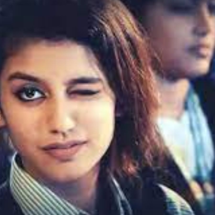 চোখ মেরেছিলেন তিনি। ইংরেজিতে যাকে বলে 'উইঙ্ক'। ওই একটি ভিডিয়ো ভাইরাল হতেই রাতারাতি সোশ্যাল মিডিয়া সেনসেশন হয়ে পড়েন দক্ষিণী অভিনেত্রী প্রিয়া প্রকাশ ভ্যারিয়র। ইনস্টা রিল থেকে শুরু করে ফেসবুক স্টেটাস-- প্রিয়াকে নিয়ে কম মাতামাতি হয়নি। এখন কী করেন প্রিয়া? কেমন দেখতে হয়েছে তাঁকে? তাঁর সাম্প্রতিক বোল্ড শুট দেখে নেটিজেনদের নিদান বদলে গেছেন প্রিয়া। আগের চেহারার সঙ্গে নাকি কোনওই মিল নেই।