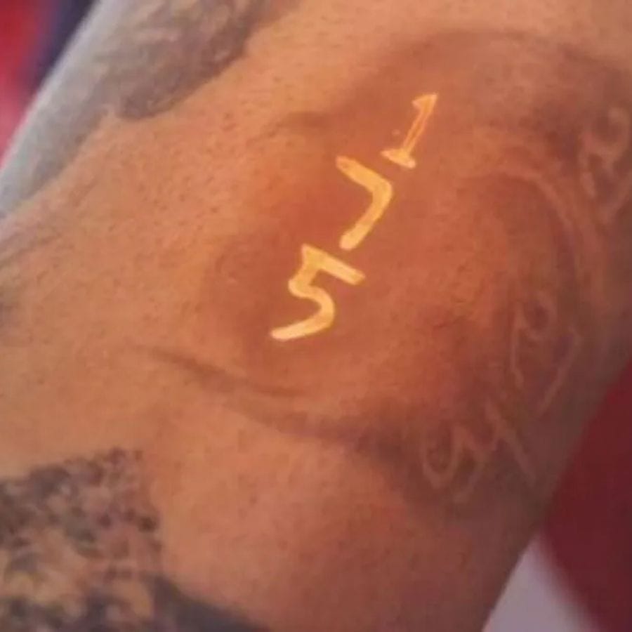 ওয়ান ডে ক্যাপ নম্বর '১৭৫' ট্যাটু - ওয়ান ডে ক্যাপের ট্যাটু রয়েছে বিরাটের হাতে। আন্তর্জাতিক ক্রিকেটে ২০০৮ সালে প্রথম পা রেখেছিলেন কোহলি। ওয়ান ডে-তে ১৭৫তম ভারতীয় ক্রিকেটার হিসেবে অভিষেক হয়েছিল কোহলির। সেই নম্বরটি হাতে ট্যাটু করিয়ে রেখেছেন ভিকে।