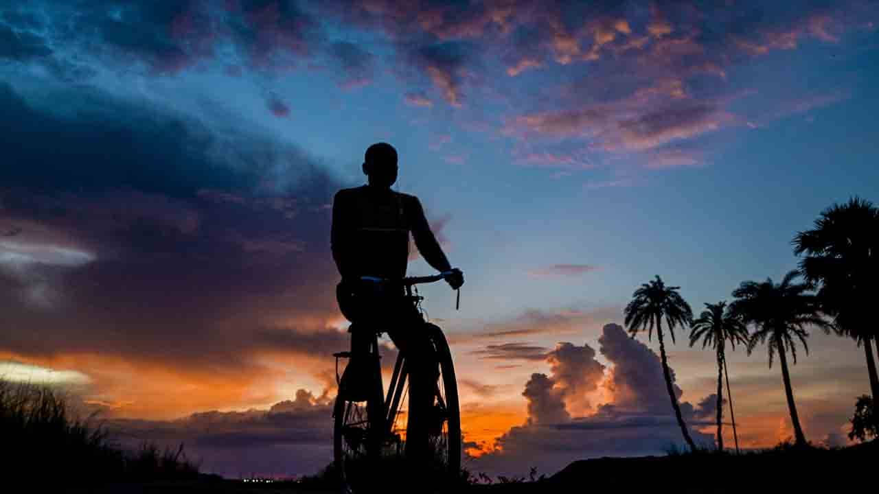West Bengal Weather Update: কলকাতা থেকে ঠিক কত দূরে ঘূর্ণাবর্ত? ভারী বৃষ্টির আশা কি আদৌ আছে?