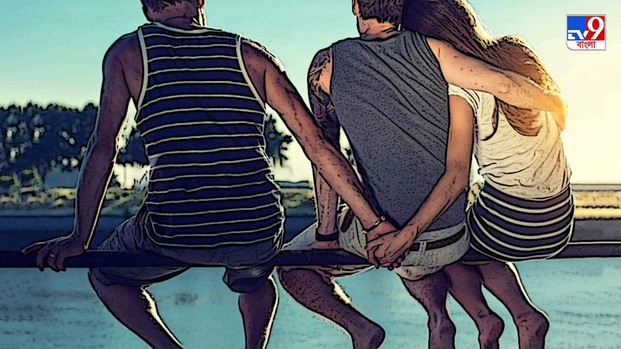 Extra Marital Affair: স্ত্রীর গাল টিপছে দুই বন্ধু! স্বামী আপত্তি জানাতেই...