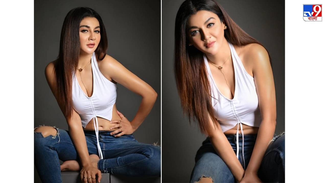 Jaya Ahsan: হল্টার নেক ক্রপ টপে উঁকি দিচ্ছে অ্যাবস, ছেঁড়া জিনসে যৌনতার হাতছানি যুবতী জয়ার