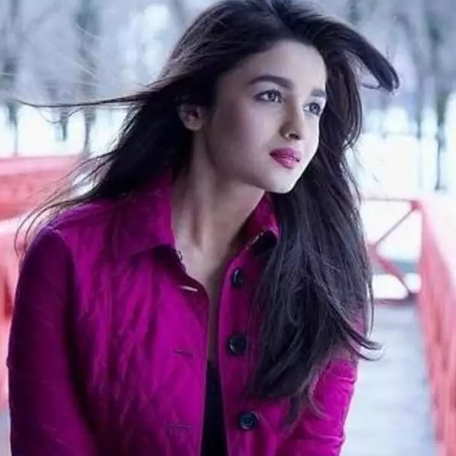 আলিয়া ভাট হলেন বলিউডের অন্যতম প্রতিভাবান এবং প্রতিশ্রুতিশীল অভিনেত্রী যিনি অল্প সময়ের মধ্যেই ইন্ডাস্ট্রিতে নিজের একটা জায়গা করে নিয়েছেন। তবে এটাও সত্যি যে তিনি কিছু বোকা কথার জন্য বহুবার ট্রোলড হয়েছিলেন। ২০১৩ সালে আলিয়া অভিনেতা সিদ্ধার্থ মালহোত্রা এবং বরুণ ধাওয়ানের সঙ্গে শোতে আসেন। র্যা পিড ফায়ার রাউন্ডের সময় করণ ভারতের রাষ্ট্রপতির নাম জানতে চান। যার উত্তর তিনি বলেন, পৃথ্বীরাজ চৌহান। সেই পর্বটি সম্প্রচারের পর তিনি তাঁর সাধারণ জ্ঞানের জন্য খারাপভাবে ট্রোলড হয়েছিলেন। 