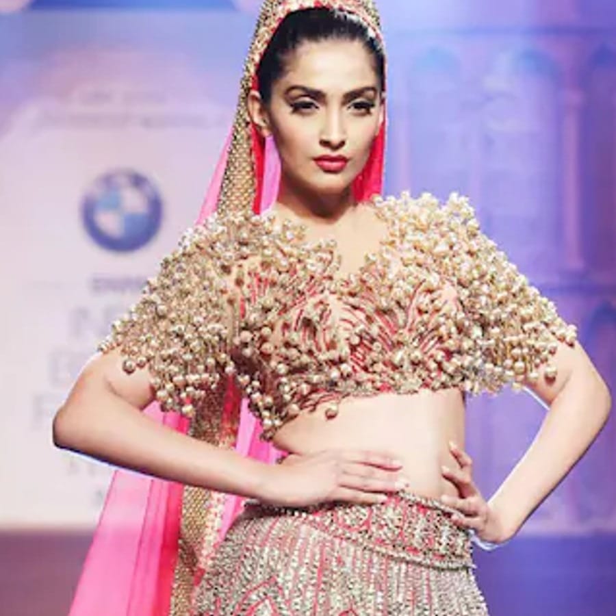 অভিনেত্রী সোনম কাপুর তাঁর বিতর্কিত মন্তব্যের জন্য পরিচিত। যার জন্য তিনি প্রায়শই শিরোনামে থাকেন। কেউ কেউ এটাকে তাঁর বাকস্বাধীনতা বলেন, অন্যরা তাঁকে বোকা বলেন, যে কিছুক্ষণ চিন্তা না করেই কথা বলে থাকেন।   কফি উইথ করণের একটি পর্বে সোনম তাঁর বাবা অনিল কাপুরের সঙ্গে আসেন। যেখানে করণ তাঁকে প্রশ্ন করেন, নেটিজ়েনরা তাঁর সম্পর্কে খবর রাখেন  কিন্তু অভিনয়ের জন্য নয়, যেমন অন্যান্য অভিনেত্রীদের সম্পর্কে করে থাকেন। উত্তর সোনম বলেয়েছিলেন, "ইন্ডাস্ট্রির ব্যাপারটি হল যে আপনি যদি দেখতে সুন্দর না হন তবে তাঁরা ধরে নেন আপনি একজন ভালো অভিনেতা।" এই মন্তব্যের জন্য নানা কথা শুনতে হয় তাঁকে।