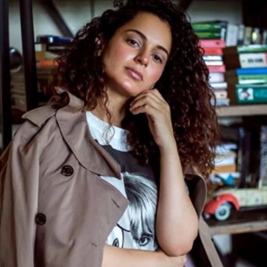 ২০১৭ সালে কফি উইথ করণ সিজন ৫-এ কঙ্গনা রানা্ওয়াত প্রথমবার সাইফ আলী খানের সঙ্গে করনের টক শোতে এসেছিলেন। ব়্যাপিড ফায়ার রাউন্ডের সময় করণ কঙ্গনাকে জিজ্ঞাসা করেছিলেন যে সিনেমা ইন্ডাস্ট্রিতে কে তাঁকে অযথা অ্যাটিটিউড দেখিয়েছেন? যার উত্তরে তিনি বলেন, "আমি মনে করি আপনি করণ"। এই কথায় একেবারে হতবাক হয়ে যান করণ। তিনি করণকে স্বজনপ্রীতির পতাকাবাহী এবং ‘সিনেমা মাফিয়া’ বলেও আখ্যা দেন। 