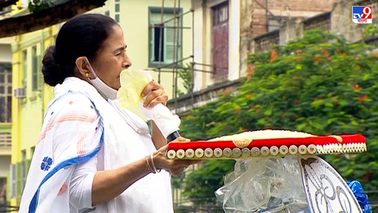 Mamatas Muri Politics: একুশের মঞ্চে কেন মুড়ি রাজনীতি করলেন মমতা?