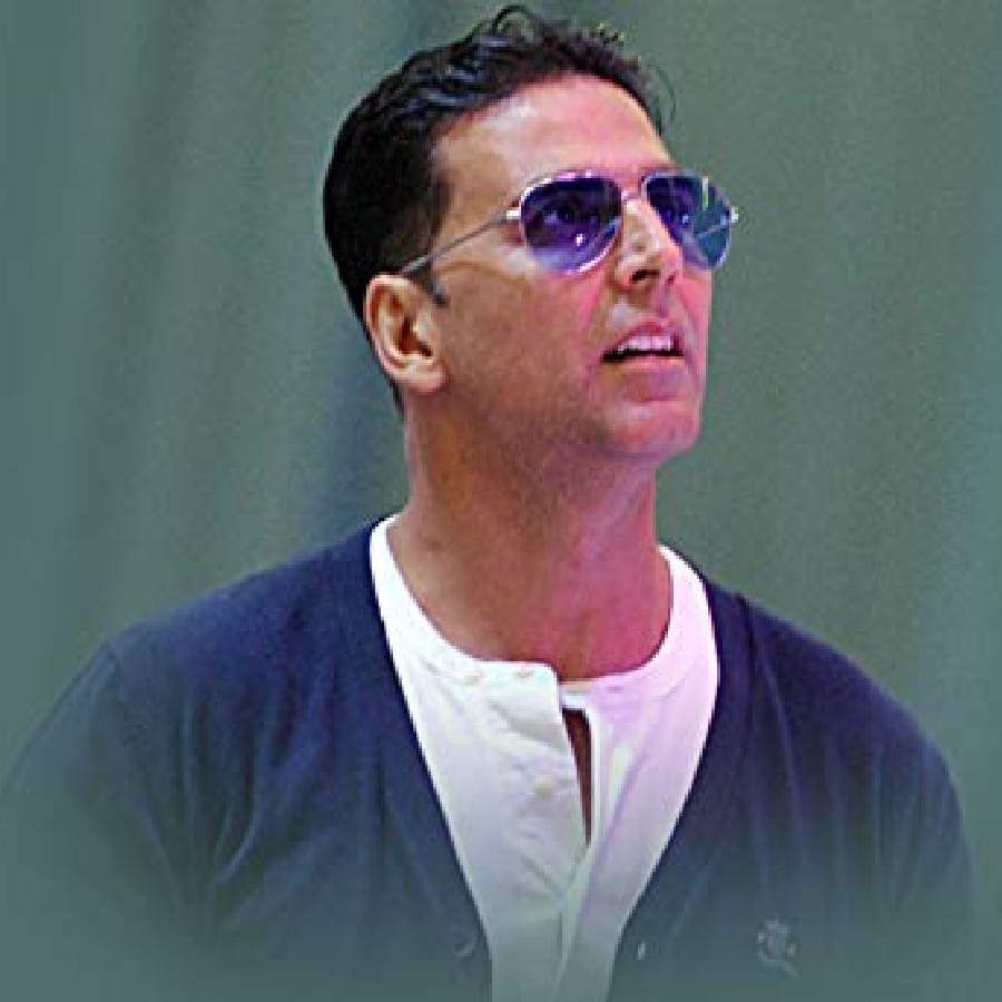 তবে ছবির পোস্টার সামনে আসতেই ব্যাপকভাবে ট্রোল হলেন তিনি। ঝড়ের গতিতে খবর হয়ে গেল ভাইরাল। ট্রোলাররা লিখলেন, এত তাড়াতাড়ি তো ম্যাগিও তৈরি হয় না। এবার একটু বিরতি নিন। 