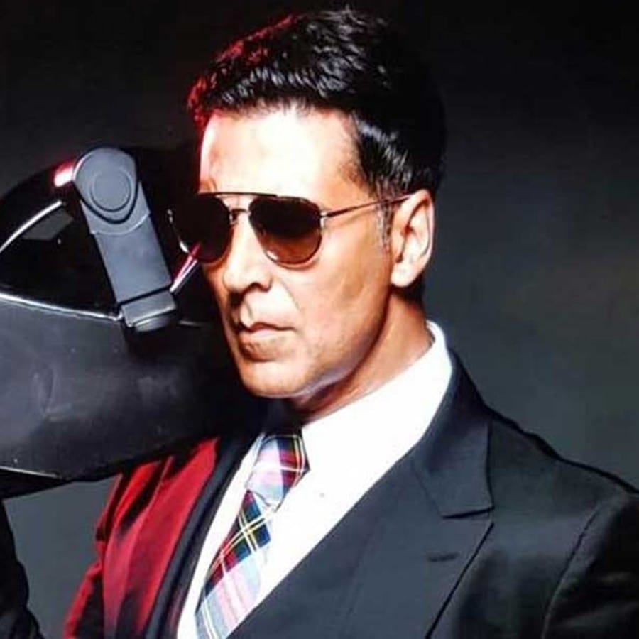 এরই মাঝে রাম সেতু, সেলফি, বড়ে মিঞা ছোটে মিঞার মত ছবির ঘোষণাও হয়ে গিয়েছে। এবার সামনে এলো আরও এক ছবির প্রথম লুক। যশবন্ত সিং গিলের বায়োপিকে দেখা যাবে তাঁকে। 