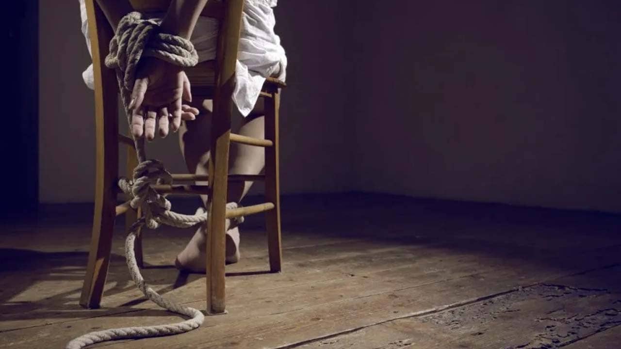 Abduction: শারীরিক সম্পর্ক হলেই টাকা! না দিতে পারায় ব্যবসায়ীকে নগ্ন করে ঘোরালেন প্রেমিকা!