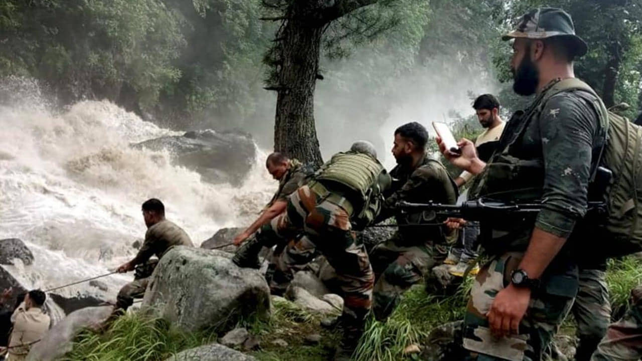 Amarnath Cloudburst: খোঁজ মিলল অমরনাথ যাত্রায় যাওয়া সোদপুরের একই পরিবারের তিন জনের, বারুইপুরের মৃত ছাত্রীর দেহ ফিরল বাড়িতে