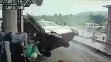 Video of ambulance Crash:অ্যাম্বুল্যান্স চোখের পলকে উড়ে গেল! এই ভিডিয়ো আপনার হার্টবিট বাড়িয়ে দেবে