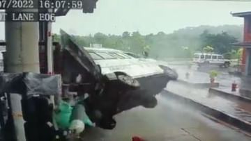 Video of ambulance Crash:অ্যাম্বুল্যান্স চোখের পলকে উড়ে গেল! এই ভিডিয়ো আপনার হার্টবিট বাড়িয়ে দেবে