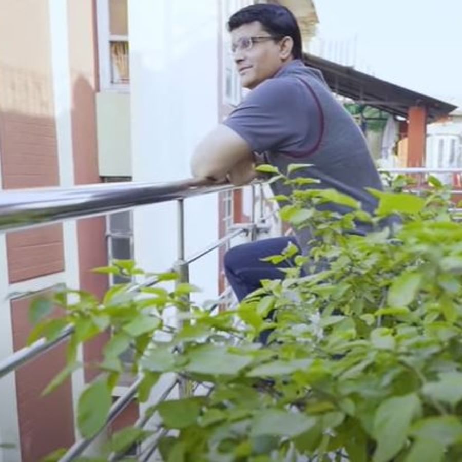 বাড়ির ব্যালকনি। সামনে কয়েকটা গাছগাছালি। অবসর সময়ে মাঝেমধ্যেই খোলা ব্যালকনিতে গিয়ে দাঁড়ান সৌরভ।(ছবি:এশিয়ান পেন্টস)     