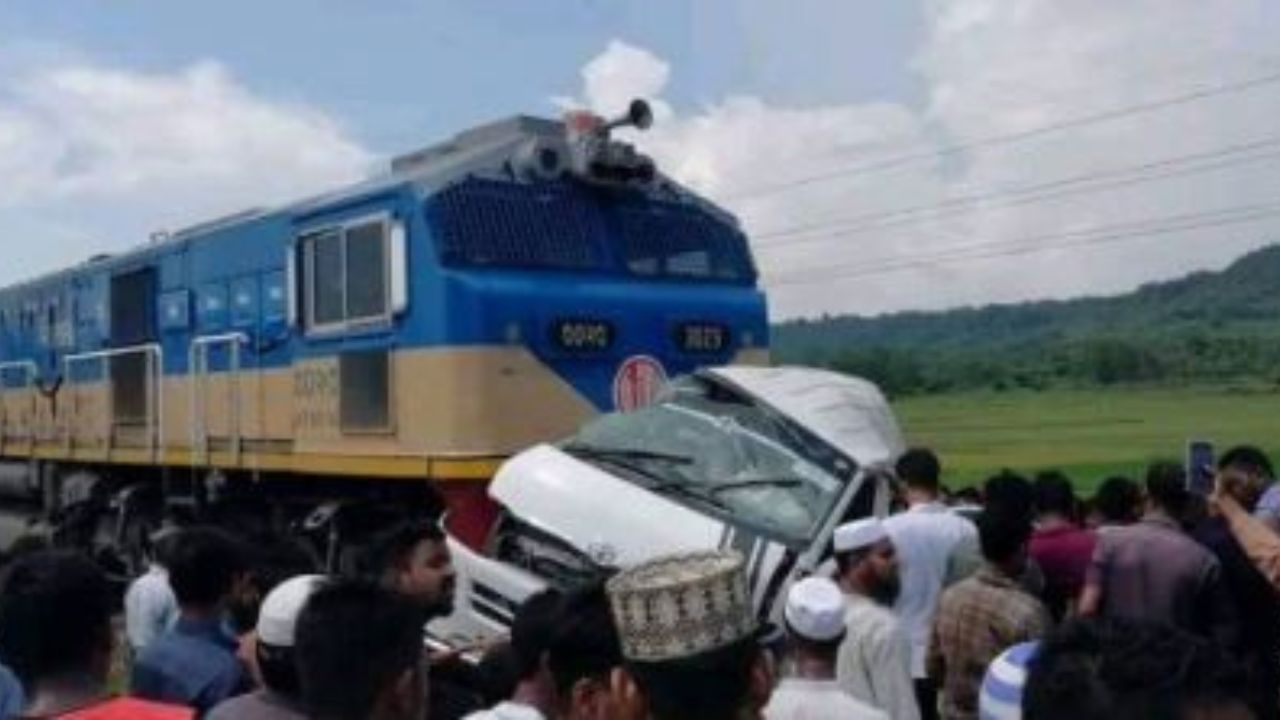 Bangladesh train Accident: সিগন্যাল-রক্ষীবিহীন রেলগেটে না দেখে পারাপার, ট্রেনের সঙ্গে গাড়ির ধাক্কায় মৃত্যু ১১ জনের