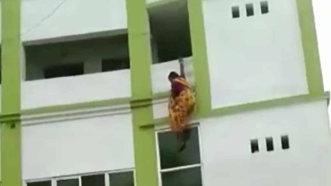 Bankura Hospital: ভিডিয়ো: হাসপাতালের রান্নাঘরে আগুন, তিন তলার কার্নিশ থেকে ঝাঁপ রাঁধুনির, সহকর্মীরা লুফে নিলেন