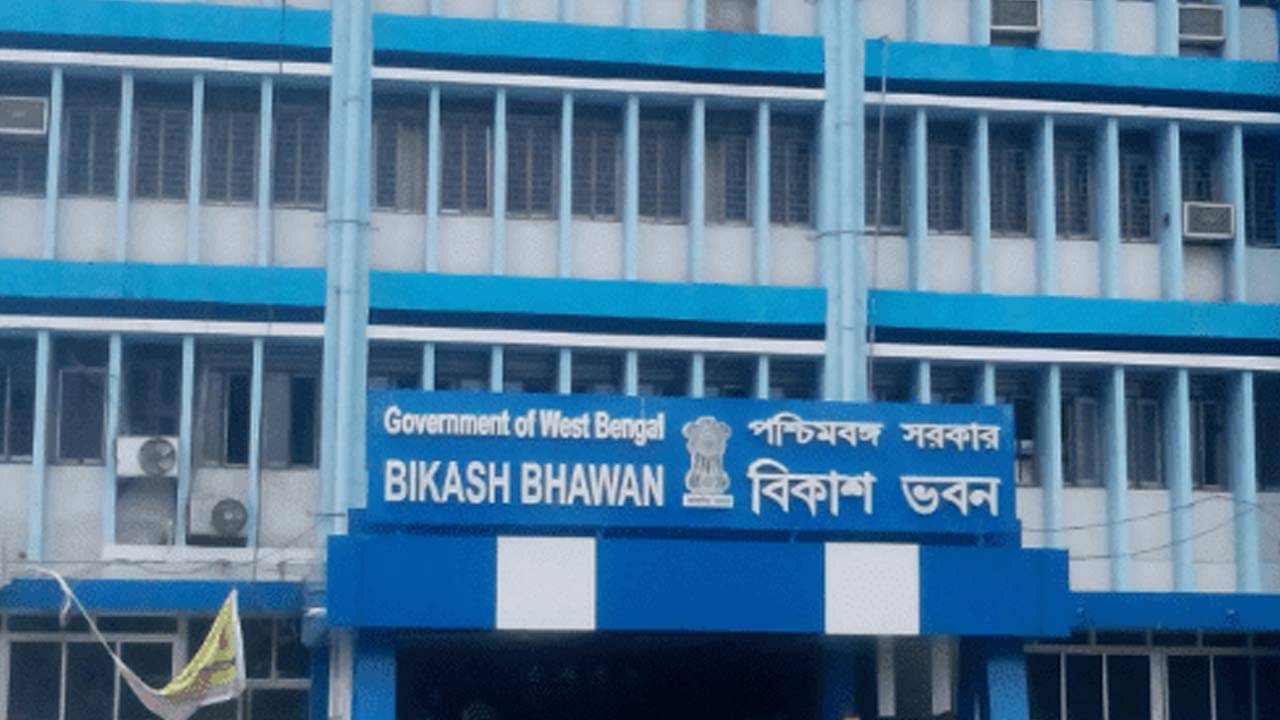 Bikash Bhavan: সোমবার বিকাশ ভবনে বৈঠক ডাকলেন শিক্ষামন্ত্রী, চাকরি প্রার্থীদের নিয়ে আলোচনার সম্ভাবনা জোরাল
