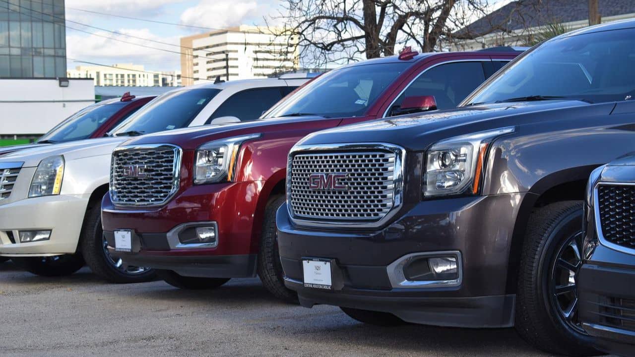 Car Price Hike: পুজোর সময় গাড়ি কিনবেন ভাবছেন? ডিসকাউন্টের বদলে খরচ বাড়তে চলেছে অনেকটাই