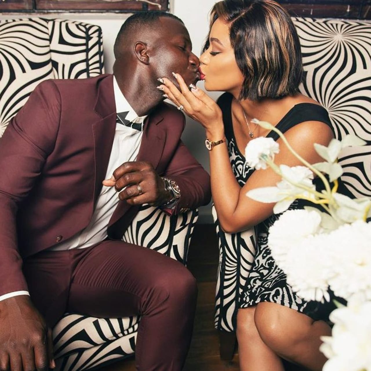 জমিয়ে সেন্ট লুসিয়া কার্নিভ্যাল উপভোগ করছেন ওয়েস্ট ইন্ডিজের প্রাক্তন অধিনায়ক ড্যারেন সামি। উৎসবের মরসুমে স্ত্রী ড্যানিয়েলের সঙ্গে ফোটোশুট করলেন। সামির ইনস্টাগ্রামে ছবিগুলি জ্বলজ্বল করছে। বাইশ গজের বাইরে অন্যরূপে ধরা দিলেন ড্যারেন সামি। (ছবি:ইনস্টাগ্রাম)