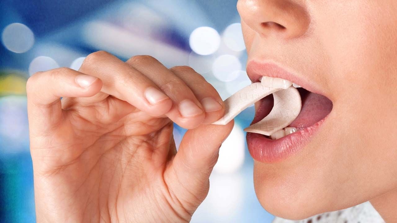 Chewing Gum: চুইংগাম চিবিয়ে মাসে রোজগার ৬৭ হাজার টাকা! যুবতীর অবাক করা কাণ্ড