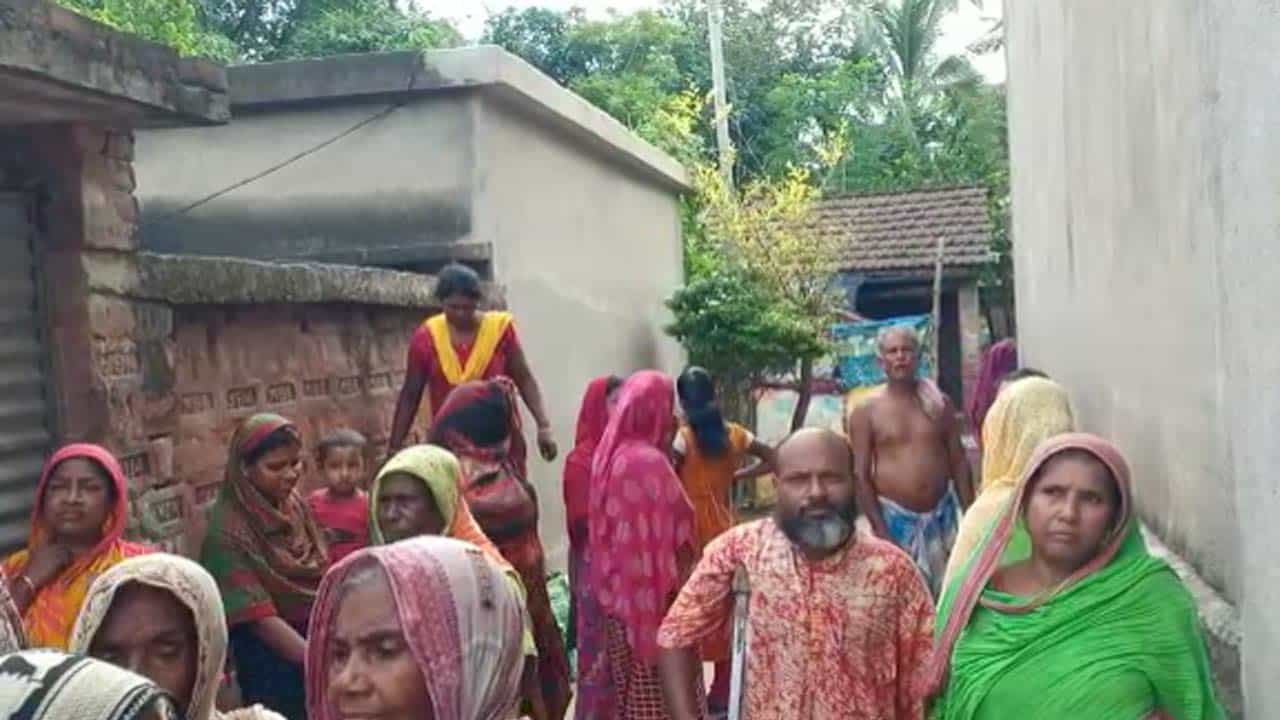 Extra Marital Affair: রাতের অন্ধকারে এক ঘরে শাশুড়ি-জামাই, হাতেনাতে ধরল পাড়ার লোকেরা... চোকাতে হল চরম মূল্য Extra Marital Affair: রাতের অন্ধকারে এক ঘরে শাশুড়ি-জামাই, হাতেনাতে ধরল পাড়ার লোকেরা... চোকাতে হল চরম মূল্য