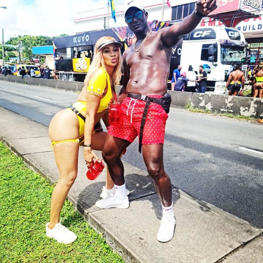 সেন্ট লুসিয়া কার্নিভ্যাল। জুলাই মাসে ক্যারিবিয়ান সংস্কৃতি এবং ঐতিহ্যয়ের উদযাপনের সময়। সেন্ট লুসিয়ার পথঘাটে সেজে ওঠে রং বেরংয়ের সাজে পথে বেরিয়ে সময়টিকে উপভোগ করেন সেখানকার বাসিন্দারা। সেন্ট লুসিয়ার মানুষ হওয়ার সুবাদে সময়টিকে জমিয়ে উপভোগ করছেন ড্যারেন সামি।(ছবি:ইনস্টাগ্রাম)