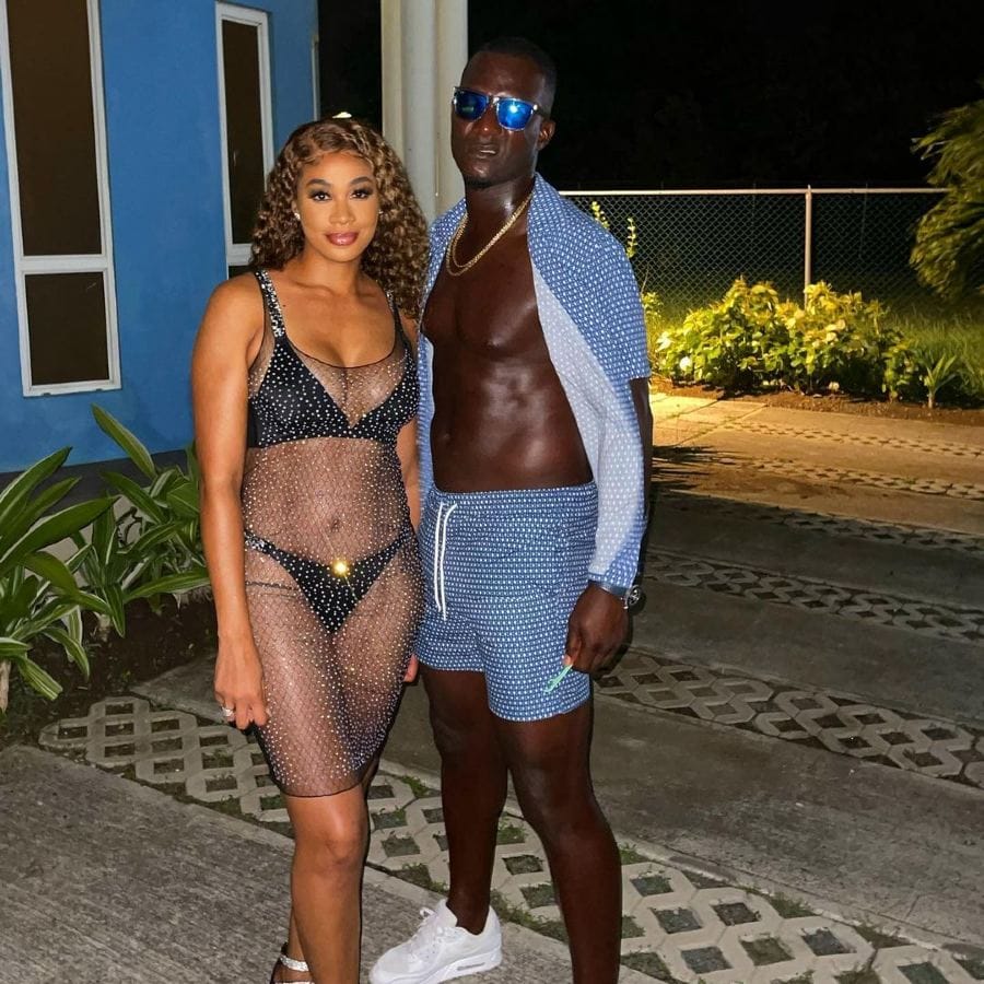 সম্প্রতি সেন্ট লুসিয়া কার্নিভ্যালের সময় মডেল স্ত্রীকে নিয়ে রঙিন ফোটোশুট করালেন ড্যারেন সামি। ক্রিকেটের বাইরে তাঁকে অন্যরূপে দেখল অনুরাগীরা। আইপিএলে সানরাইজার্স হায়দরাবাদের হয়ে খেলার সময় বর্ণবিদ্বেষের গুরুতর অভিযোগ এনে হইচই ফেলে দিয়েছিলেন এই ক্যারিবিয়ান ক্রিকেটার।(ছবি:ইনস্টাগ্রাম)