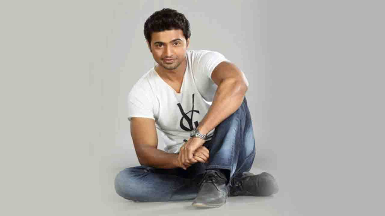 Dev: ব্যস্ত কাজের ফাঁকেও বাবা-মাকে সময় দিতে ভোলেন না দেব, এবার ধরা পড়ল সেই চিত্রও