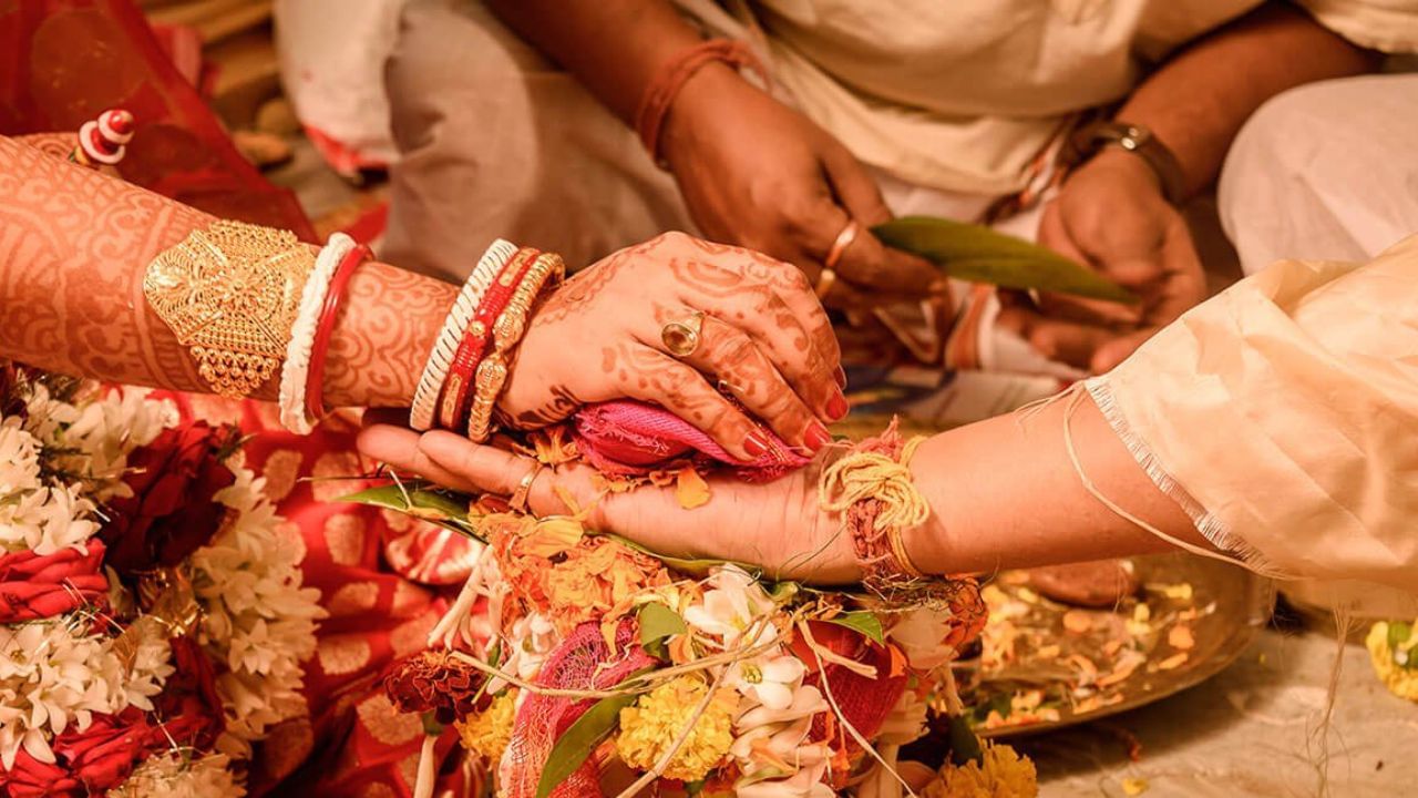 Marriage: বিয়ে হোক বা পার্টনারশিপে ব্যবসা— যোটক বিচার কেন গুরুত্বপূর্ণ? Marriage: বিয়ে হোক বা পার্টনারশিপে ব্যবসা— যোটক বিচার কেন গুরুত্বপূর্ণ?