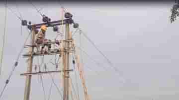 Electrocuted in Burdwan: তখনও ছটফট করছে একজন, বিদ্যুৎস্পৃষ্ট হয়ে মৃত্যু খোদ দফতরের কর্মীর