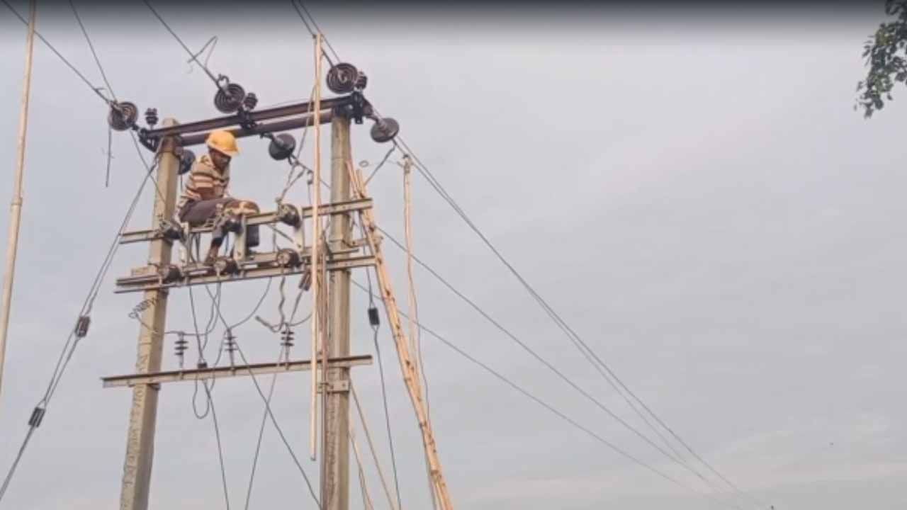 Electrocuted in Burdwan: তখনও ছটফট করছে একজন, বিদ্যুৎস্পৃষ্ট হয়ে মৃত্যু খোদ দফতরের কর্মীর