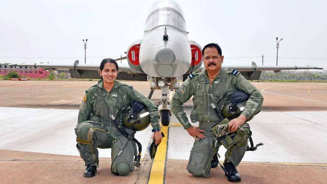 IAF Father Daughter: একসঙ্গে যুদ্ধবিমান ওড়ালেন বাবা-মেয়ে, রোমহর্ষক সে মুহূর্ত বটে, ধন্য ধন্য করছেন নেটিজেনরা
