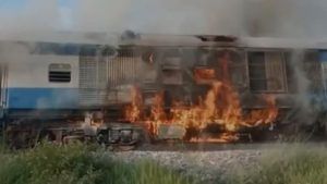 Bihar Train Fire: পোড়া গন্ধ নাকে আসতেই ঘুম ভেঙেছিল যাত্রীদের, উকি মেরে দেখলেন দাউদাউ করে জ্বলছে ইঞ্জিন! দেখুন ভয়ঙ্কর ভিডিয়ো