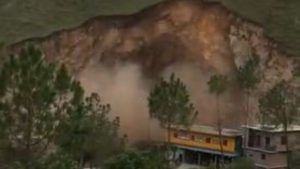 Himachal Pradesh Flash Flood: রাত থেকেই শুরু মেঘ ভাঙা বৃষ্টি, হড়পা বানে ভেসে গেলেন গ্রামবাসী, সিমলাতে ধসে মৃত ১
