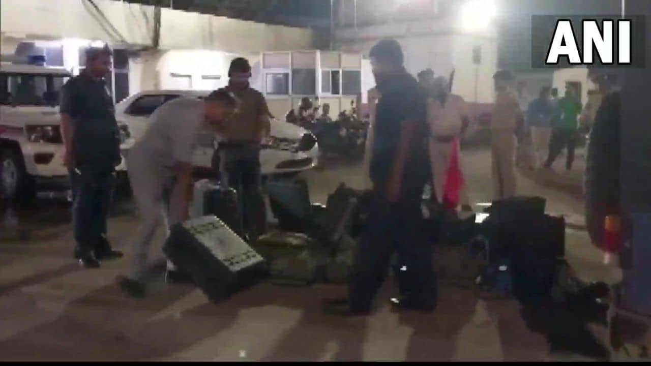 Bomb Hoax: বিমানে বোর্ডিং শেষ, হঠাৎ এক যাত্রী চেঁচিয়ে বললেন, আমার ব্যাগে বোমা আছে, তারপরই...