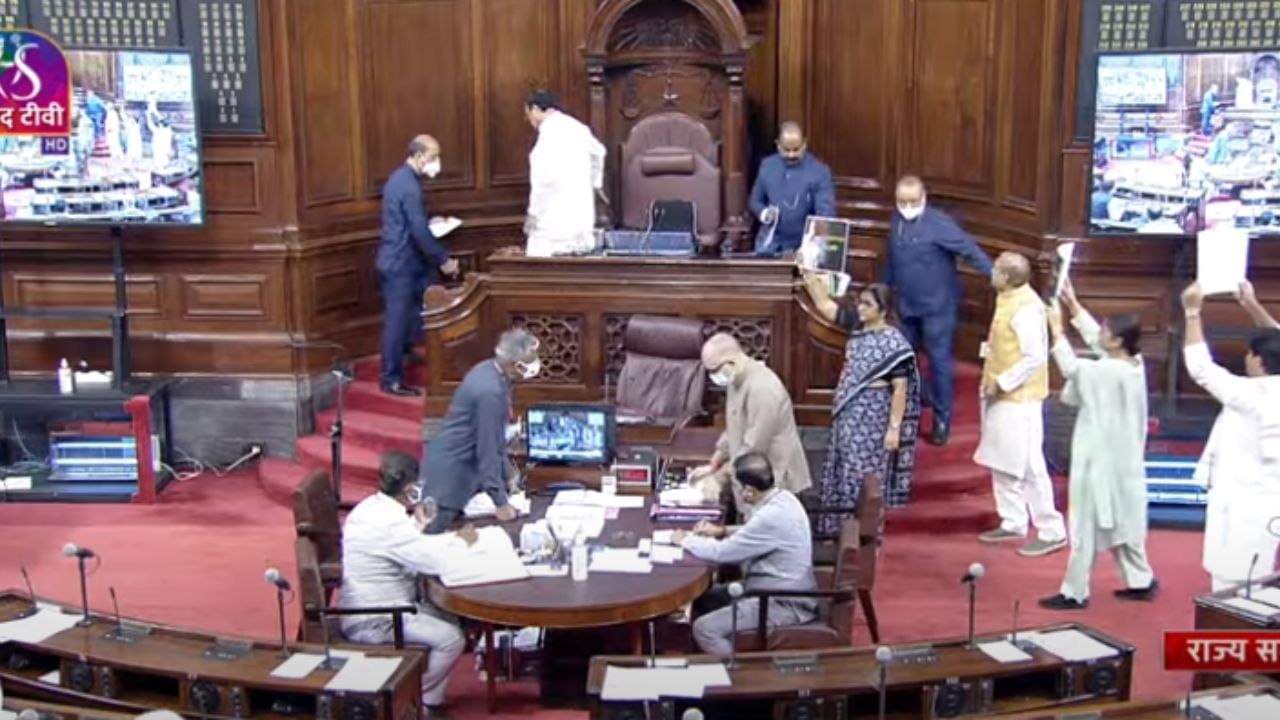 Parliament Adjourned: কংগ্রেসের বিক্ষোভে পণ্ড অধিবেশন, 'সনিয়া গান্ধী কি মহামানব?' প্রশ্ন কেন্দ্রীয় মন্ত্রীর