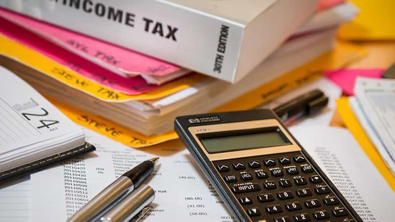 Income Tax: বেতনের সঙ্গে Arrear-ও পেয়েছেন? বাড়তি আয়করের বোঝা কমাবেন কীভাবে, জেনে নিন... Income Tax: বেতনের সঙ্গে Arrear-ও পেয়েছেন? বাড়তি আয়করের বোঝা কমাবেন কীভাবে, জেনে নিন...