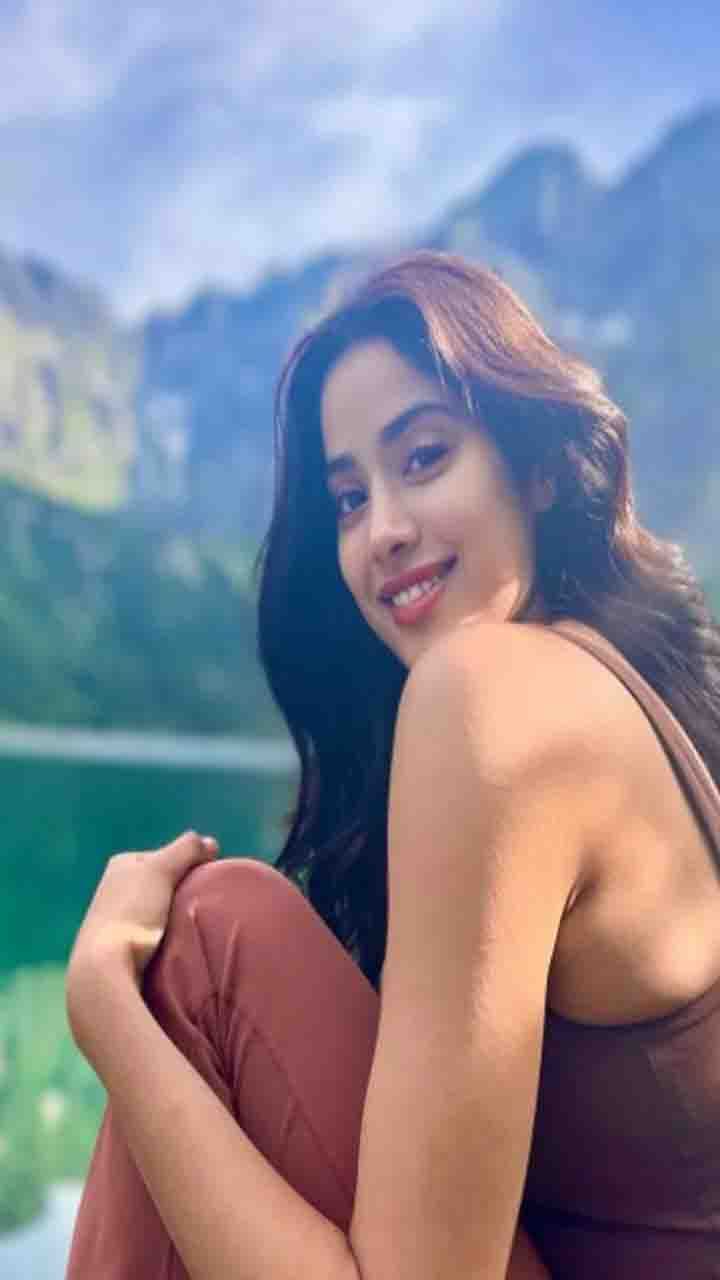 Janhvi Kapoor is now associated with Bare Meena Chhote Meena.  The subject of Janhveer's next film is going viral like a storm.  The movie was announced a long time ago.  But there was no mention of an actress. 