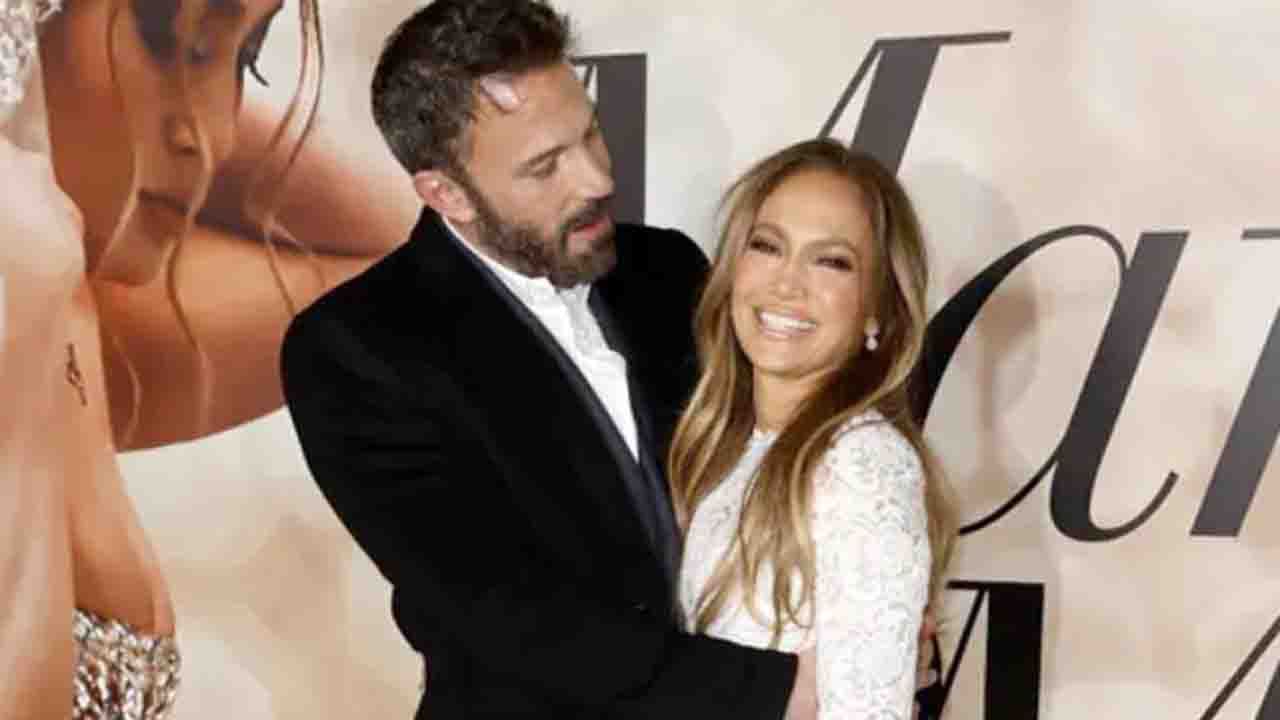 Jennifer Lopez Marriage: ৫২ বছর বয়সে চতুর্থ বিয়ে জেনিফার লোপেজ়ের, বিছানার সাদা চাদরে নগ্ন পোস্ট গায়িকা-অভিনেত্রীর