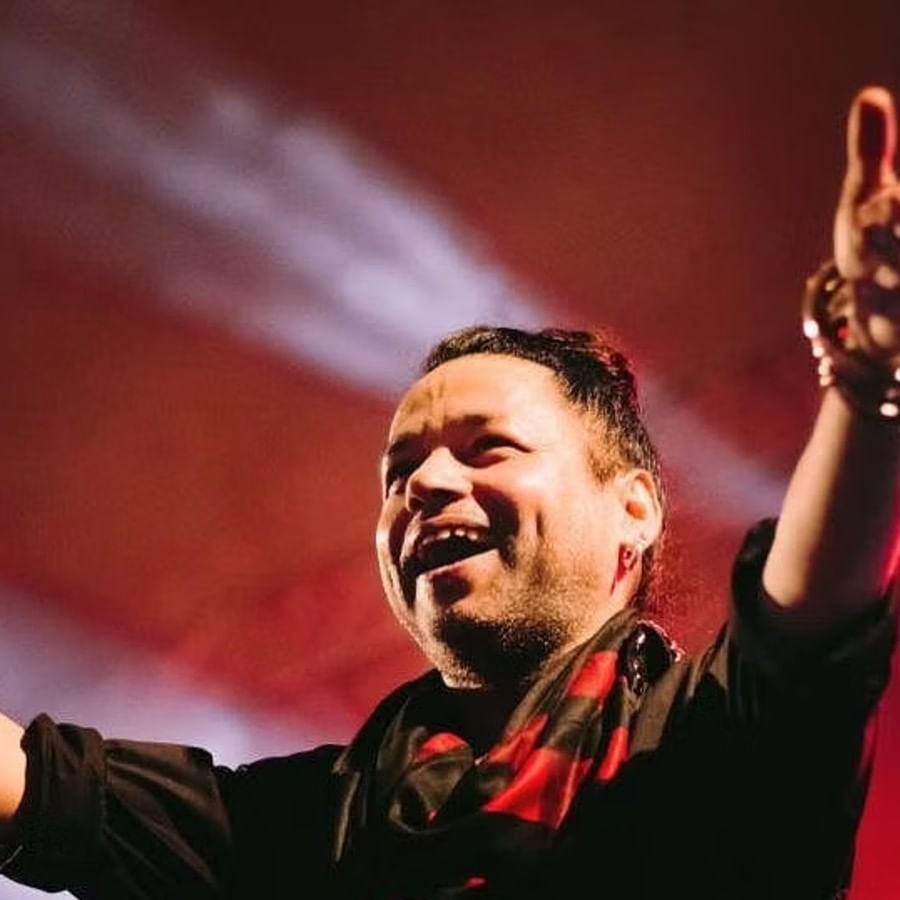 The beginning of Kailash Kher's music education was in the hands of a scholarly personality.  However, he is not getting the right education from everyone.  And that's why it's a special time to practice with music. 