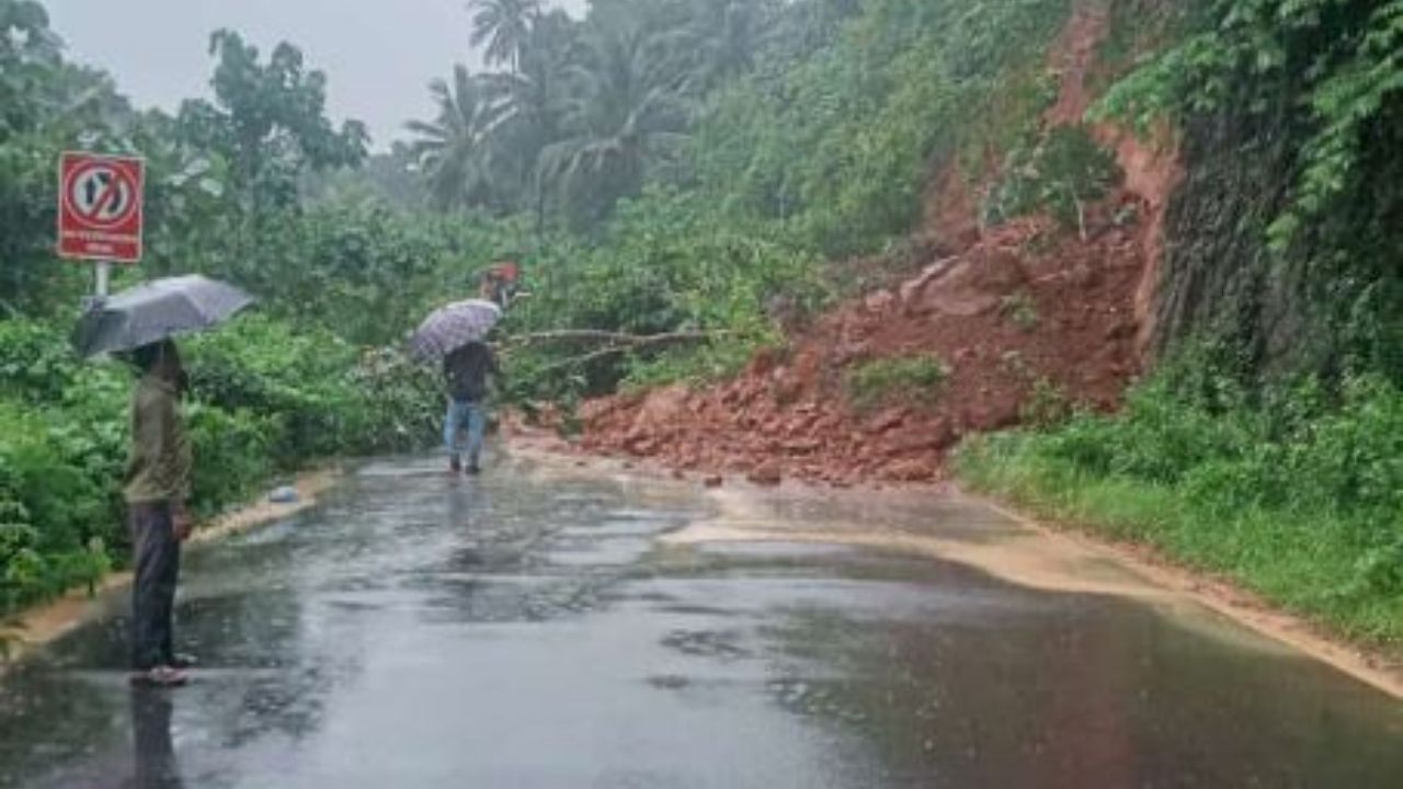 Karnataka Rain: বন্যার শঙ্কায় বন্ধ স্কুল-কলেজ, আগামী কয়েক ঘণ্টাতেই অতি ভারী বৃষ্টিতে ভাসতে পারে উপকূলবর্তী এলাকা
