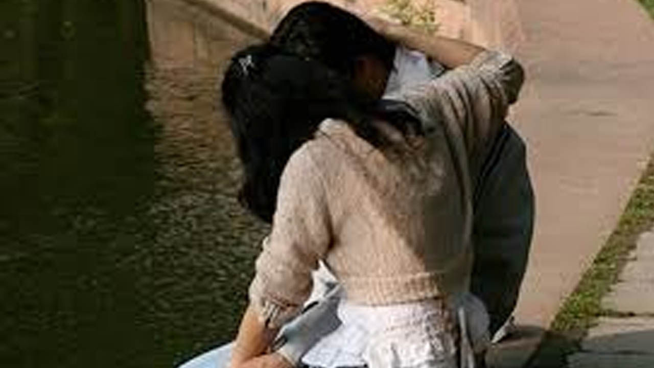 Kissing Competition: ফ্ল্যাট ভাড়া করে চুম্বন প্রতিযোগিতা! ছাত্র-ছাত্রীদের কাজে নিন্দার ঝড়