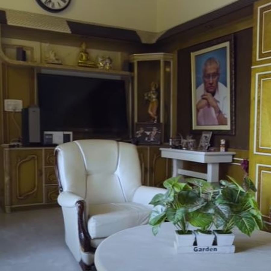 সৌরভের পছন্দের জায়গা। পরিবার-সহ সোফায় আয়েশ করে বসে পিছনের ওই এলইডি টিভিতে উপভোগ করেন ক্রিকেট ম্যাচ। (ছবি:এশিয়ান পেন্টস) 