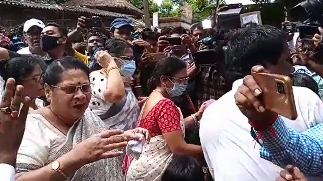 Canning Murder: ক্যানিংয়ে তৃণমূলের প্রতিনিধি দল, নিহতদের পরিবারের সঙ্গে কথা মালা, কাকলিদের Canning Murder: ক্যানিংয়ে তৃণমূলের প্রতিনিধি দল, নিহতদের পরিবারের সঙ্গে কথা মালা, কাকলিদের