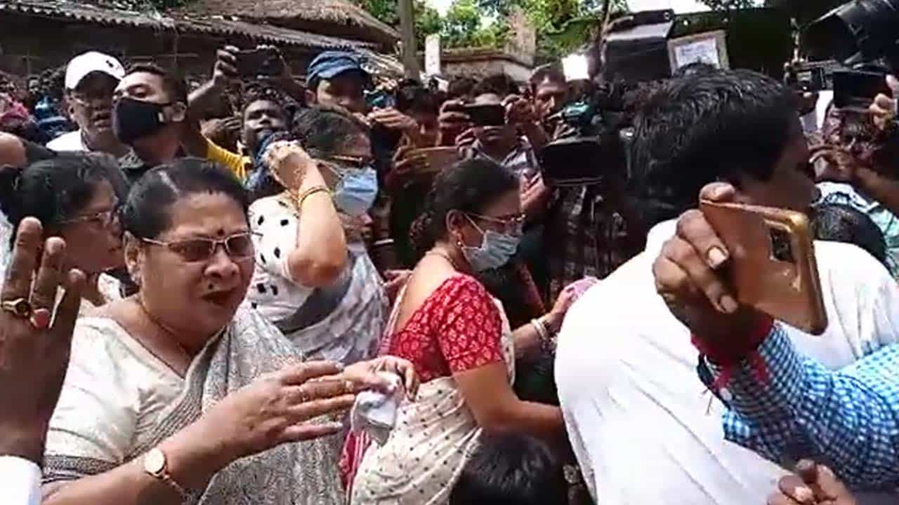 Canning Murder: ক্যানিংয়ে তৃণমূলের প্রতিনিধি দল, নিহতদের পরিবারের সঙ্গে কথা মালা, কাকলিদের Canning Murder: ক্যানিংয়ে তৃণমূলের প্রতিনিধি দল, নিহতদের পরিবারের সঙ্গে কথা মালা, কাকলিদের