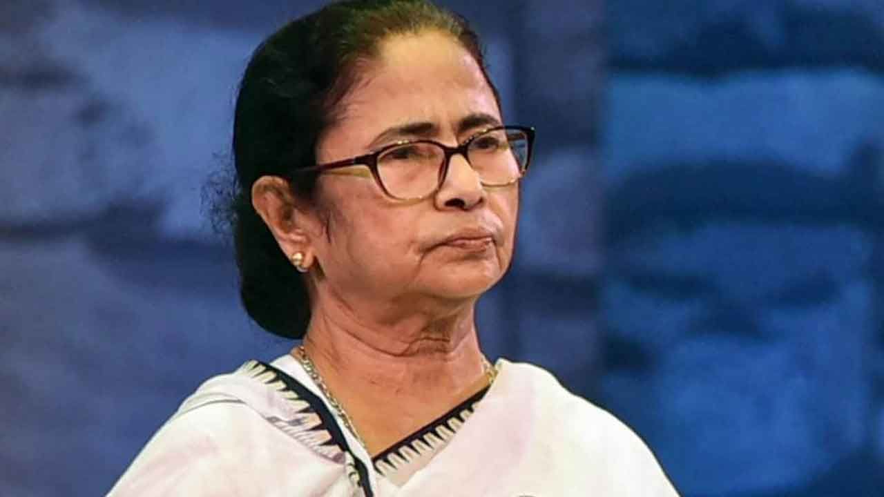 CM Mamata Banerjee: মুখ্যমন্ত্রীর বাড়ির চত্বরে 'লুকিয়ে' ঢুকে পড়েন ব্যক্তি, নিরাপত্তারক্ষীরা তুলে দিলেন কালীঘাট পুলিশের হাতে
